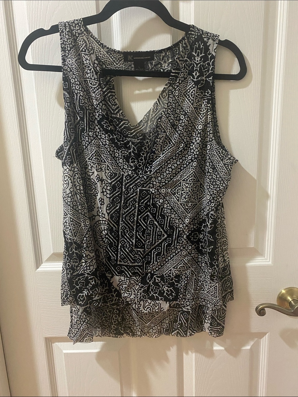 INC International Concepts Black & White Printed Sleeveless VNeck Blouse